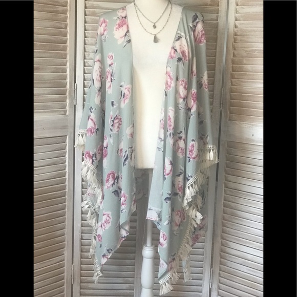 ✴️LAST ONE✴️ CURVY 1X/2X MINT FLORAL KIMONO WITH CROCHET TRIM - Picture 2 of 5
